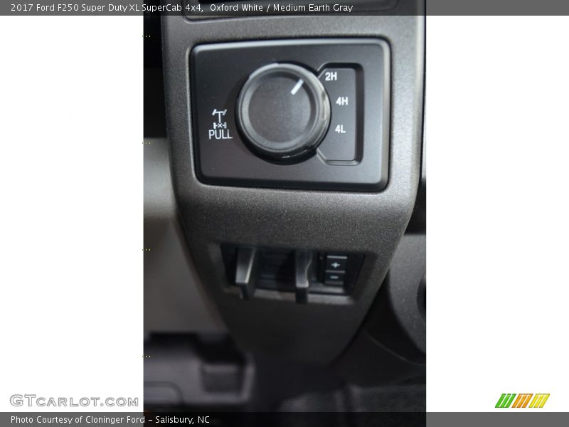 Oxford White / Medium Earth Gray 2017 Ford F250 Super Duty XL SuperCab 4x4