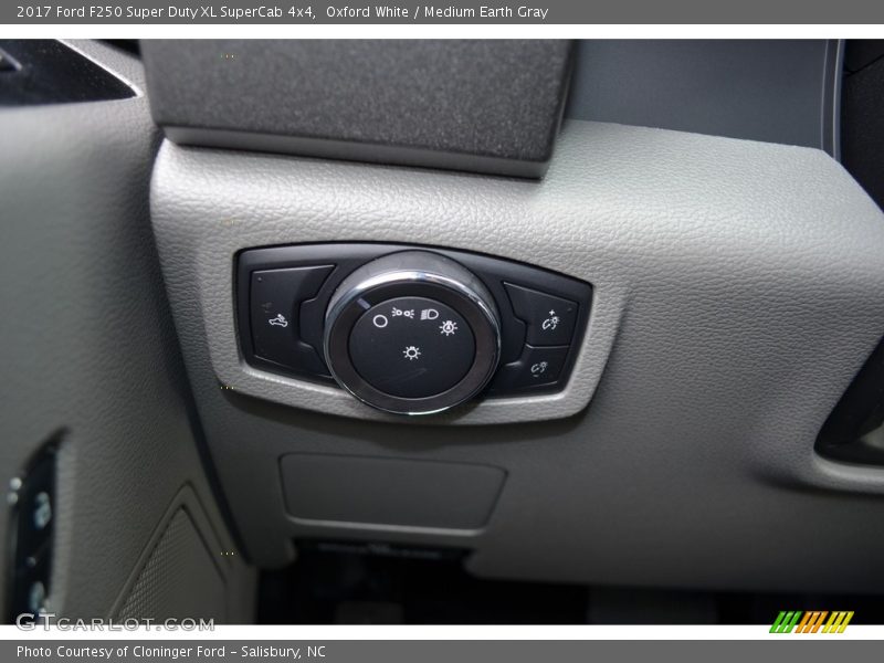 Oxford White / Medium Earth Gray 2017 Ford F250 Super Duty XL SuperCab 4x4