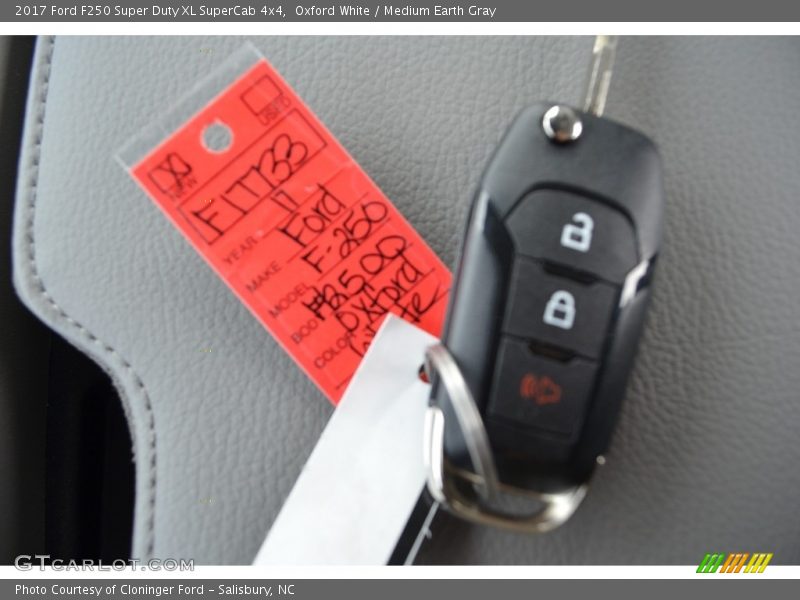 Oxford White / Medium Earth Gray 2017 Ford F250 Super Duty XL SuperCab 4x4