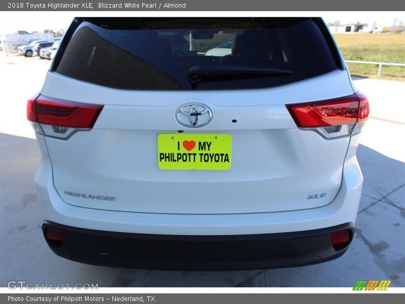 Blizzard White Pearl / Almond 2018 Toyota Highlander XLE