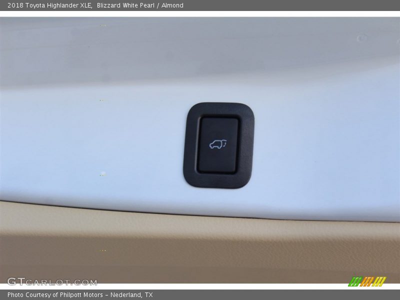 Blizzard White Pearl / Almond 2018 Toyota Highlander XLE