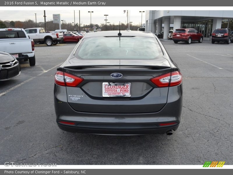 Magnetic Metallic / Medium Earth Gray 2016 Ford Fusion S