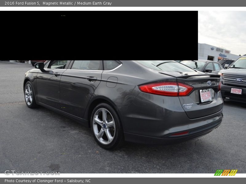 Magnetic Metallic / Medium Earth Gray 2016 Ford Fusion S