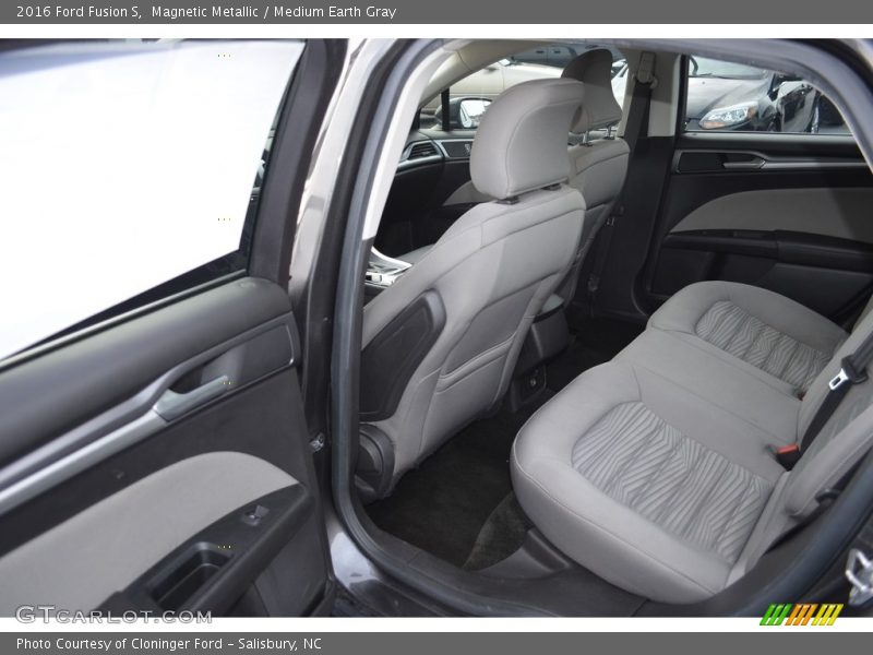Magnetic Metallic / Medium Earth Gray 2016 Ford Fusion S