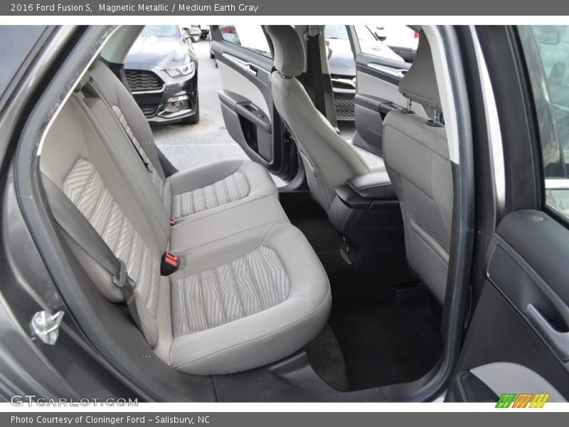 Magnetic Metallic / Medium Earth Gray 2016 Ford Fusion S