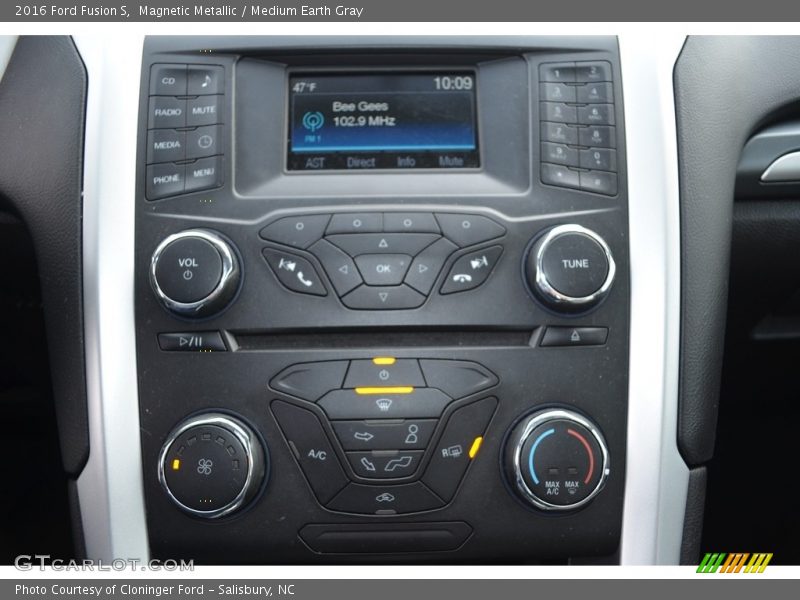 Magnetic Metallic / Medium Earth Gray 2016 Ford Fusion S