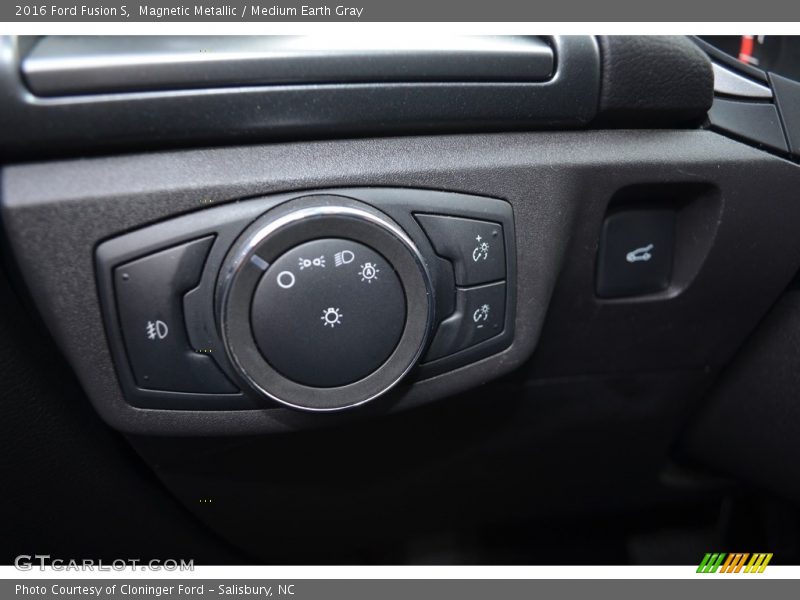 Magnetic Metallic / Medium Earth Gray 2016 Ford Fusion S