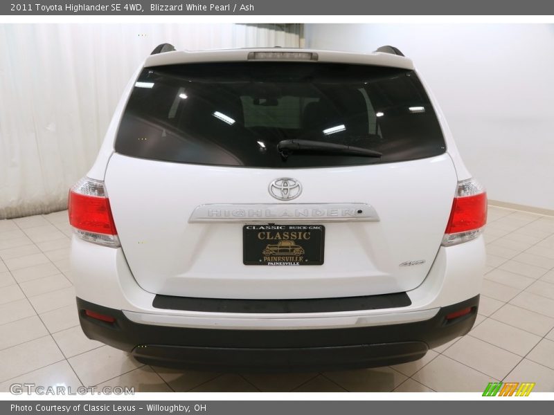 Blizzard White Pearl / Ash 2011 Toyota Highlander SE 4WD