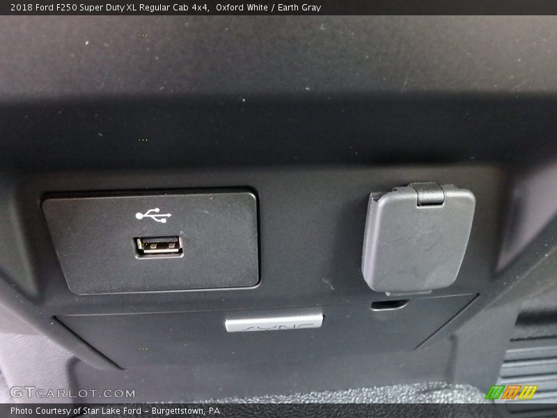 Oxford White / Earth Gray 2018 Ford F250 Super Duty XL Regular Cab 4x4