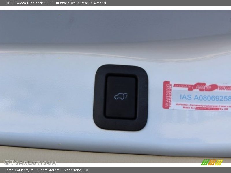 Blizzard White Pearl / Almond 2018 Toyota Highlander XLE