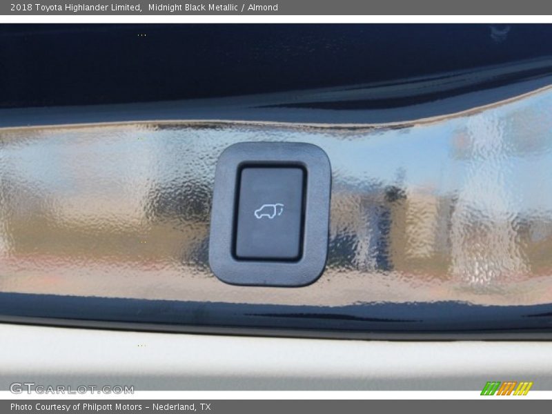 Midnight Black Metallic / Almond 2018 Toyota Highlander Limited