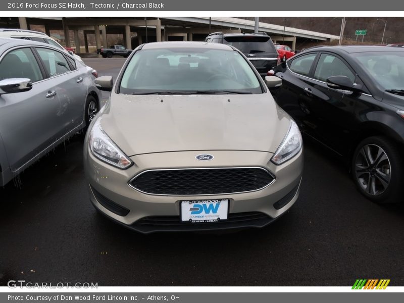 Tectonic / Charcoal Black 2016 Ford Focus SE Hatch