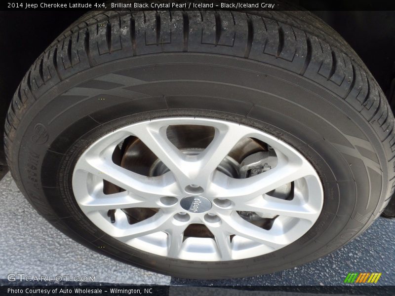 Brilliant Black Crystal Pearl / Iceland - Black/Iceland Gray 2014 Jeep Cherokee Latitude 4x4