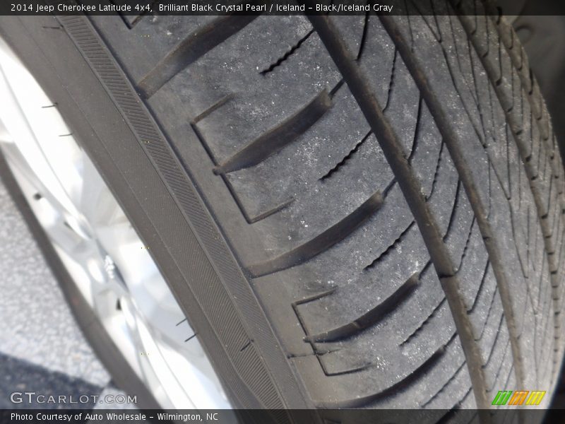 Brilliant Black Crystal Pearl / Iceland - Black/Iceland Gray 2014 Jeep Cherokee Latitude 4x4