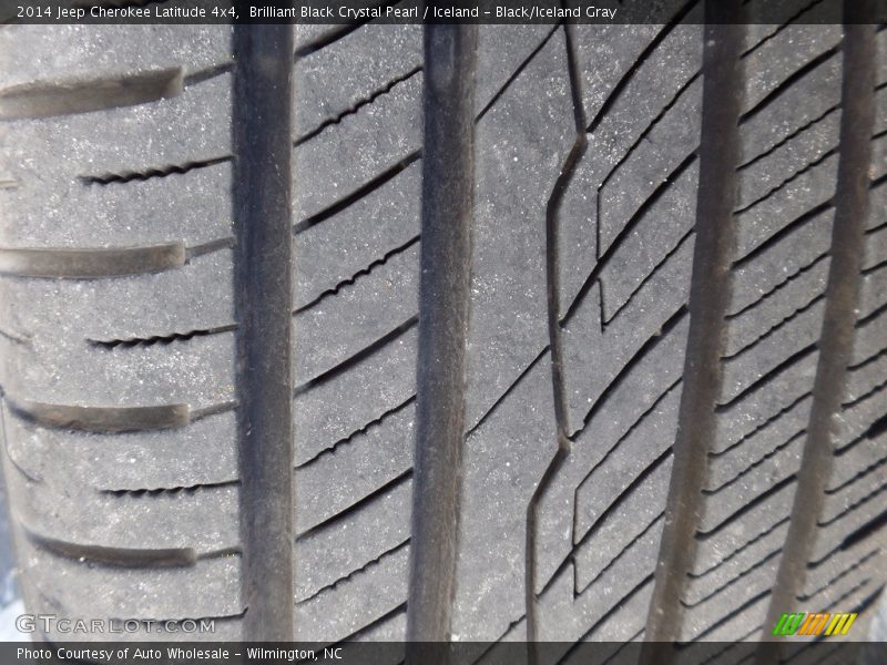 Brilliant Black Crystal Pearl / Iceland - Black/Iceland Gray 2014 Jeep Cherokee Latitude 4x4