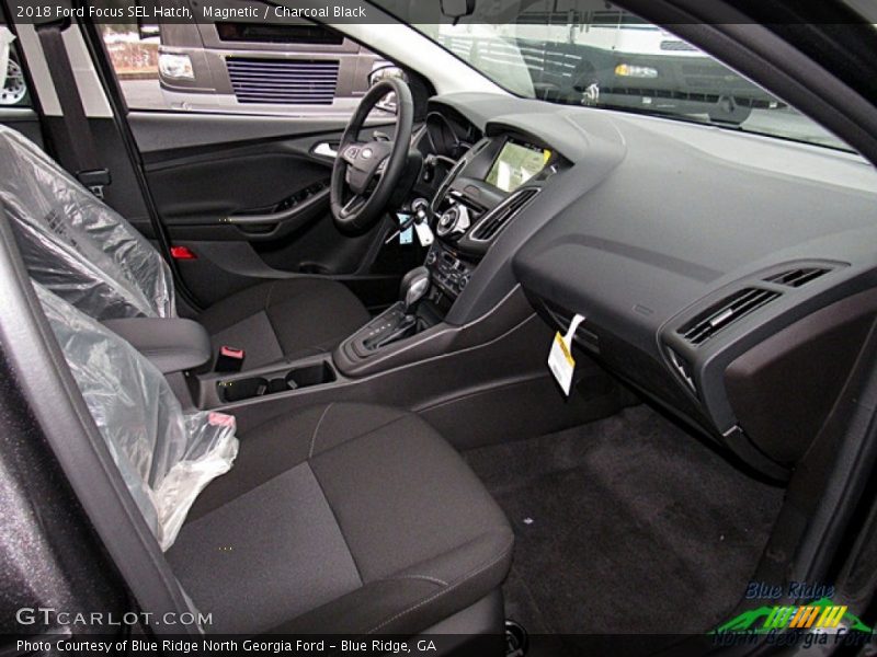 Magnetic / Charcoal Black 2018 Ford Focus SEL Hatch