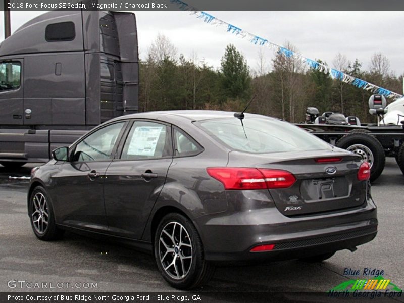 Magnetic / Charcoal Black 2018 Ford Focus SE Sedan