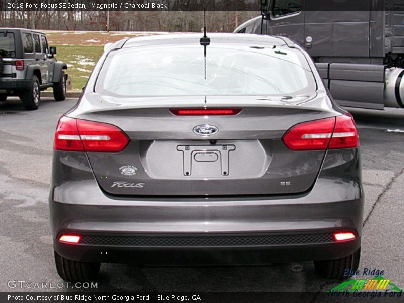 Magnetic / Charcoal Black 2018 Ford Focus SE Sedan
