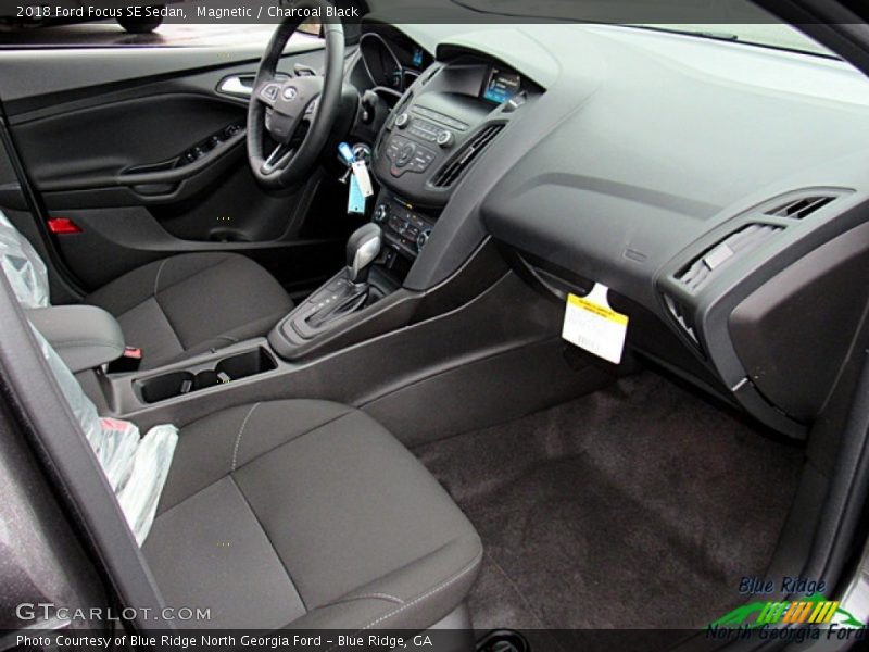Magnetic / Charcoal Black 2018 Ford Focus SE Sedan