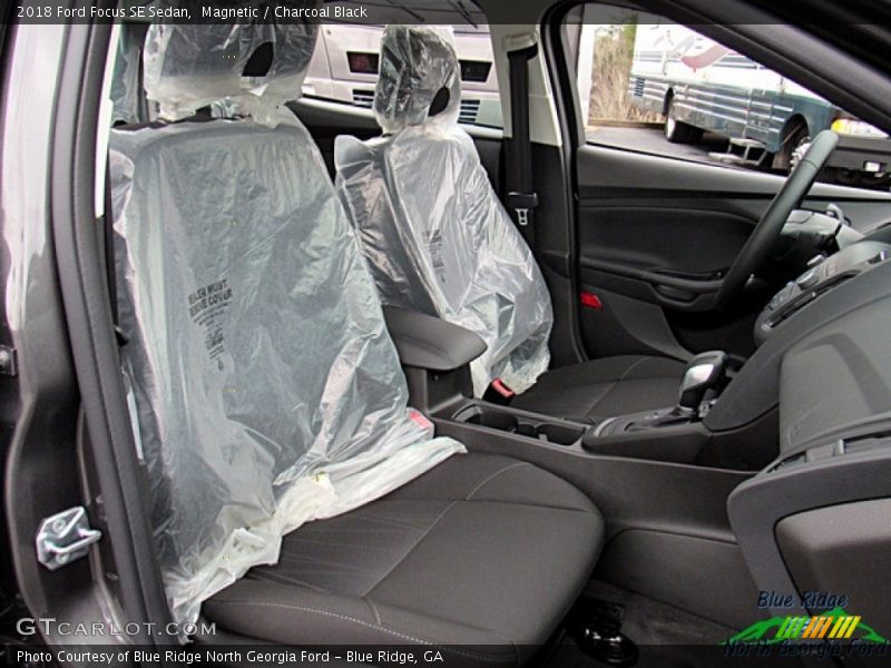 Magnetic / Charcoal Black 2018 Ford Focus SE Sedan