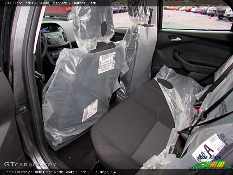 Magnetic / Charcoal Black 2018 Ford Focus SE Sedan