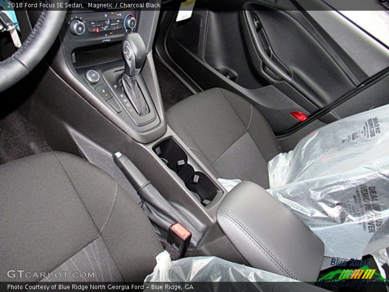 Magnetic / Charcoal Black 2018 Ford Focus SE Sedan