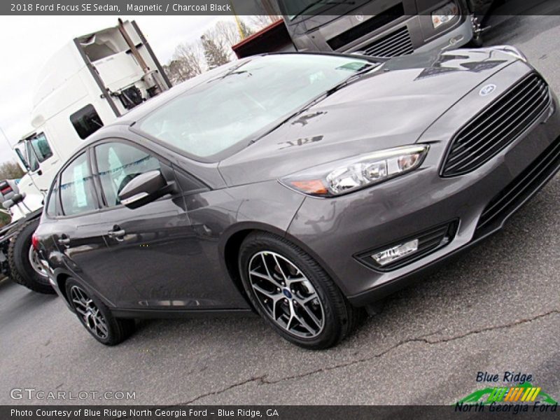Magnetic / Charcoal Black 2018 Ford Focus SE Sedan