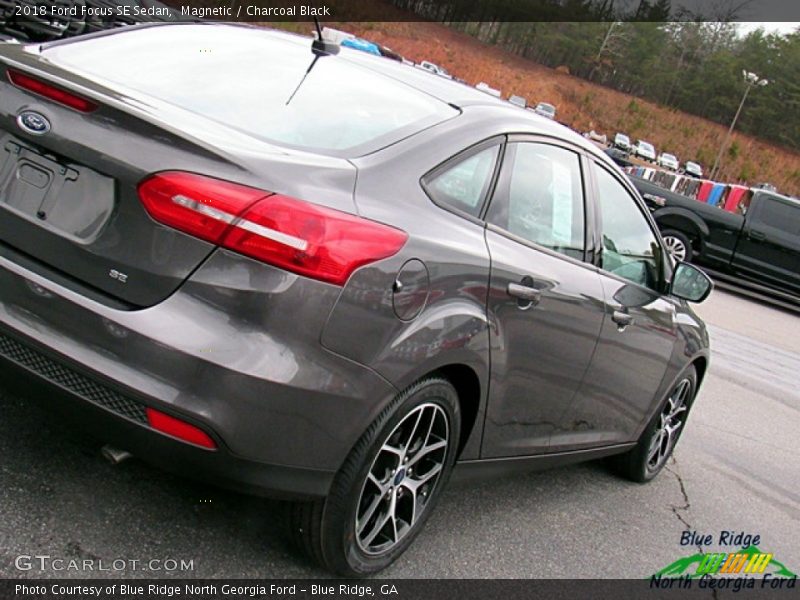 Magnetic / Charcoal Black 2018 Ford Focus SE Sedan