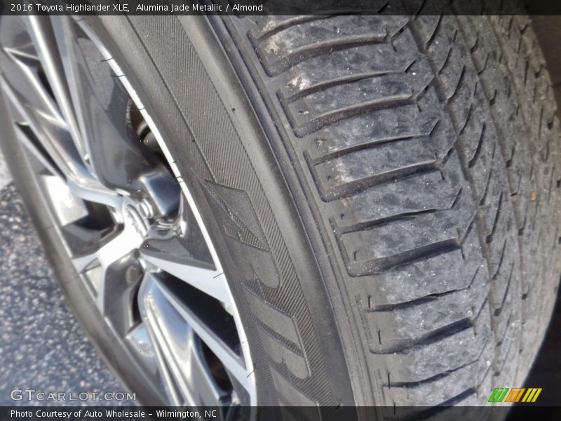 Alumina Jade Metallic / Almond 2016 Toyota Highlander XLE