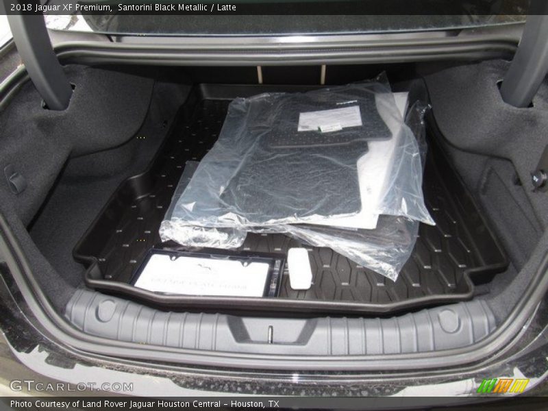 Santorini Black Metallic / Latte 2018 Jaguar XF Premium