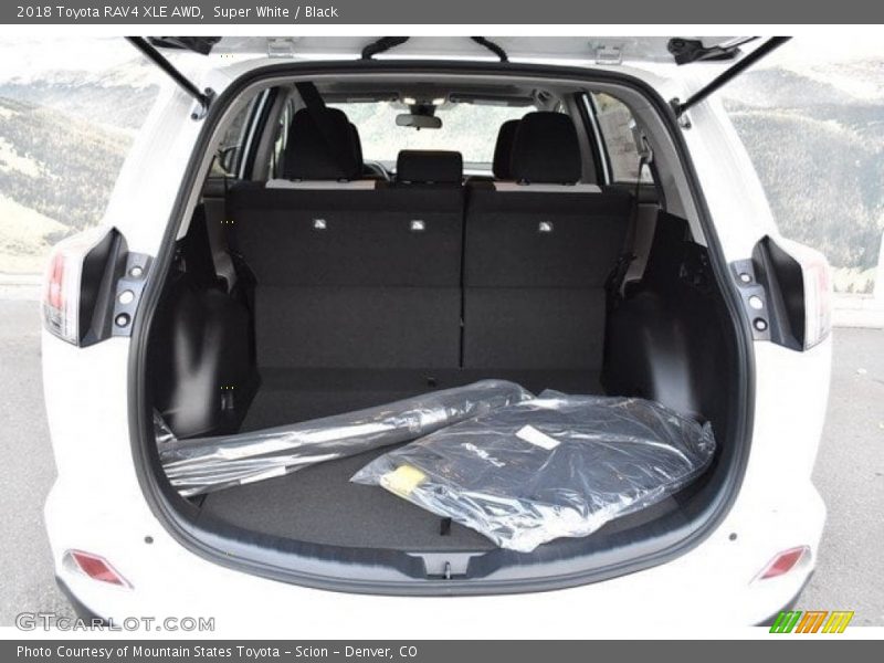 Super White / Black 2018 Toyota RAV4 XLE AWD