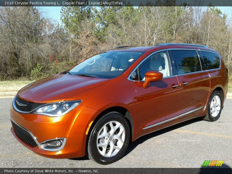 Front 3/4 View of 2018 Pacifica Touring L