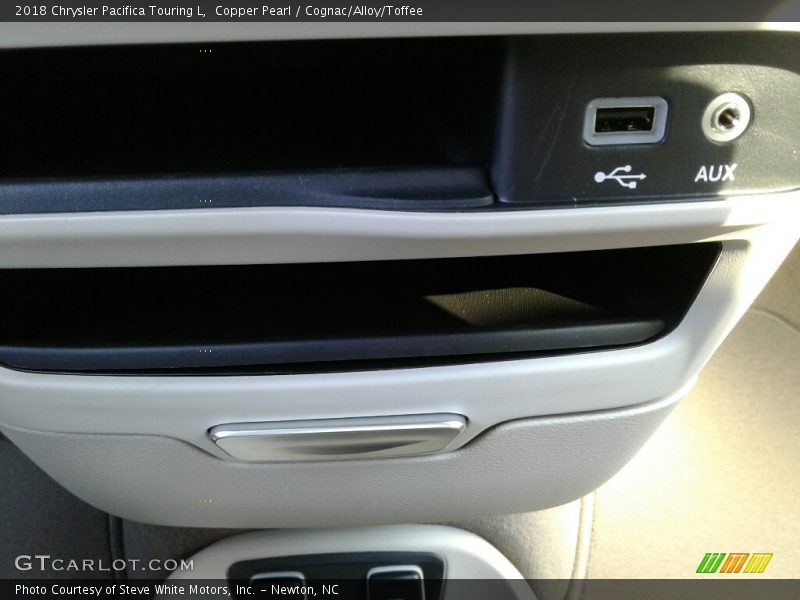 Copper Pearl / Cognac/Alloy/Toffee 2018 Chrysler Pacifica Touring L
