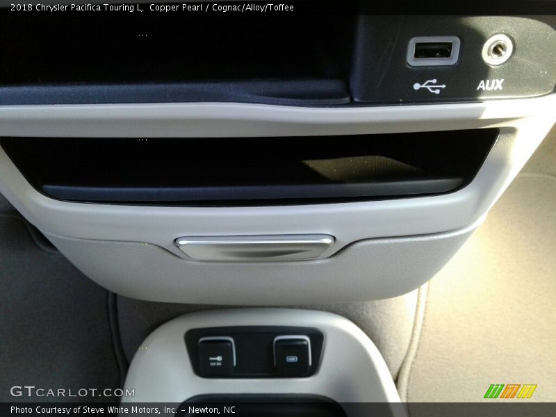 Copper Pearl / Cognac/Alloy/Toffee 2018 Chrysler Pacifica Touring L