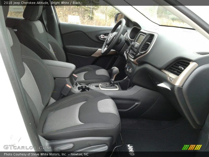 Bright White / Black 2018 Jeep Cherokee Altitude