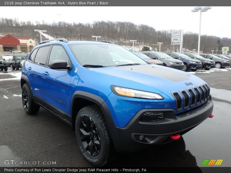 Front 3/4 View of 2018 Cherokee Trailhawk 4x4