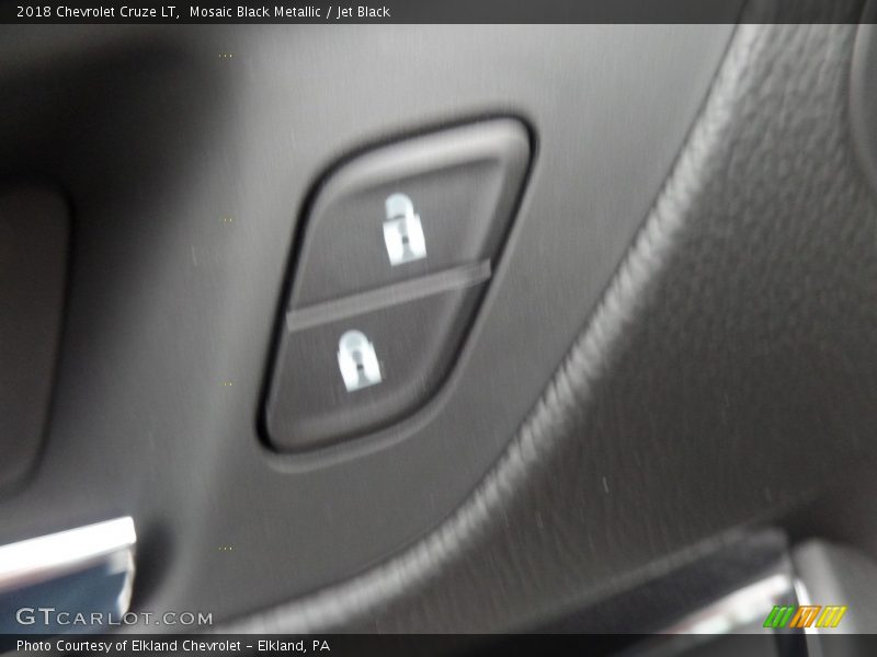 Mosaic Black Metallic / Jet Black 2018 Chevrolet Cruze LT