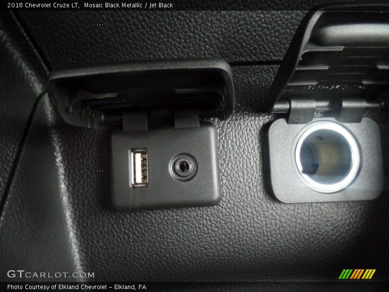 Mosaic Black Metallic / Jet Black 2018 Chevrolet Cruze LT