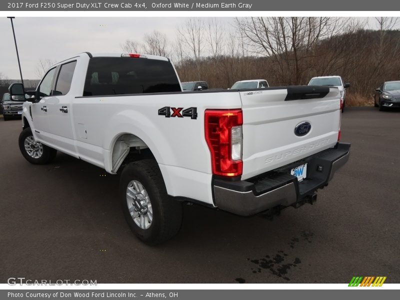 Oxford White / Medium Earth Gray 2017 Ford F250 Super Duty XLT Crew Cab 4x4