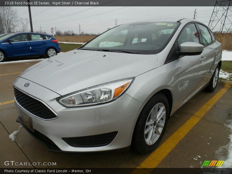 Ingot Silver / Charcoal Black 2018 Ford Focus SE Sedan