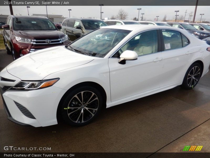 Super White / Ash 2018 Toyota Camry SE