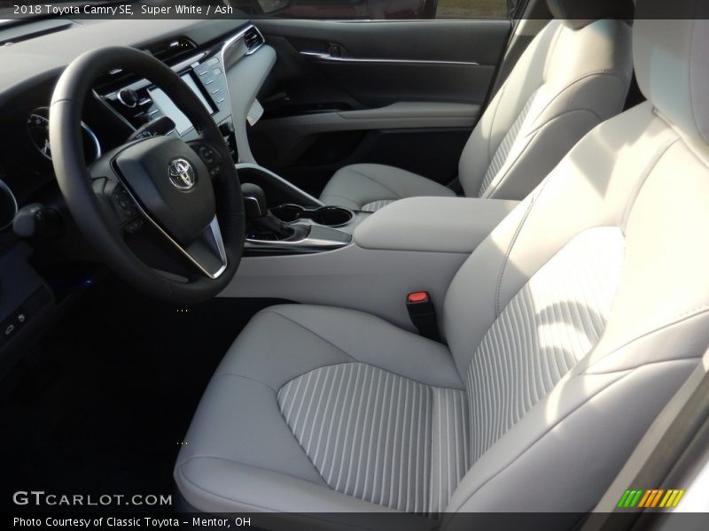 Super White / Ash 2018 Toyota Camry SE