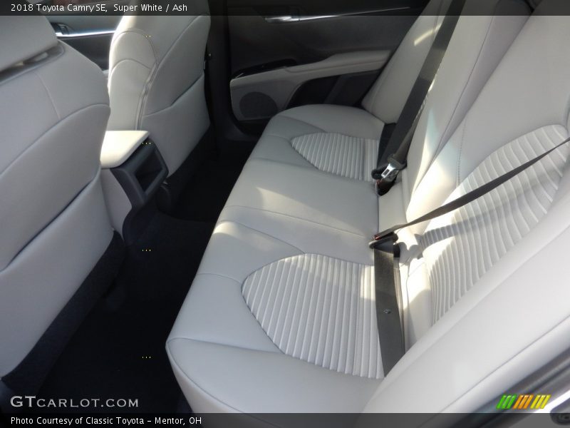 Super White / Ash 2018 Toyota Camry SE