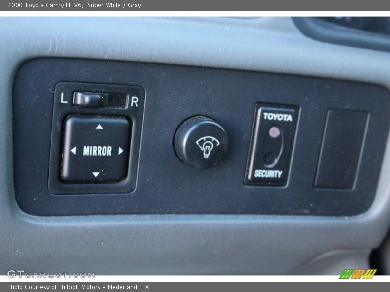 Super White / Gray 2000 Toyota Camry LE V6