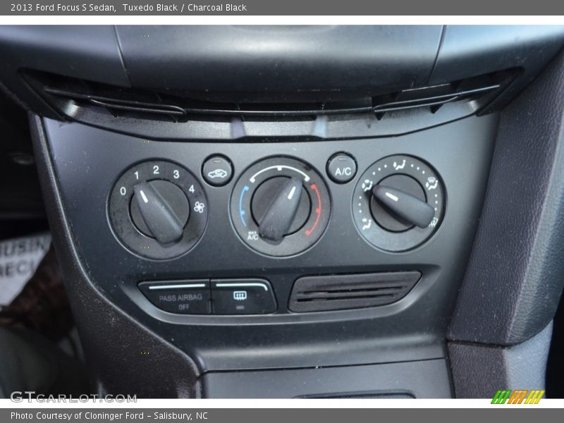 Tuxedo Black / Charcoal Black 2013 Ford Focus S Sedan