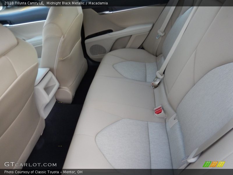 Midnight Black Metallic / Macadamia 2018 Toyota Camry LE