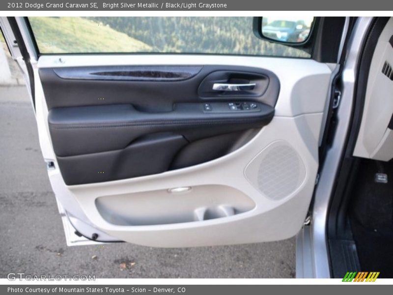 Bright Silver Metallic / Black/Light Graystone 2012 Dodge Grand Caravan SE