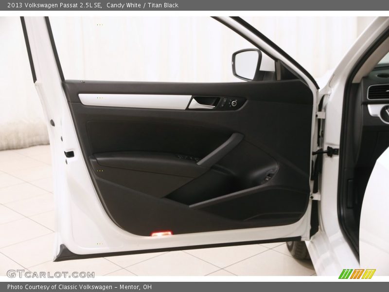 Candy White / Titan Black 2013 Volkswagen Passat 2.5L SE