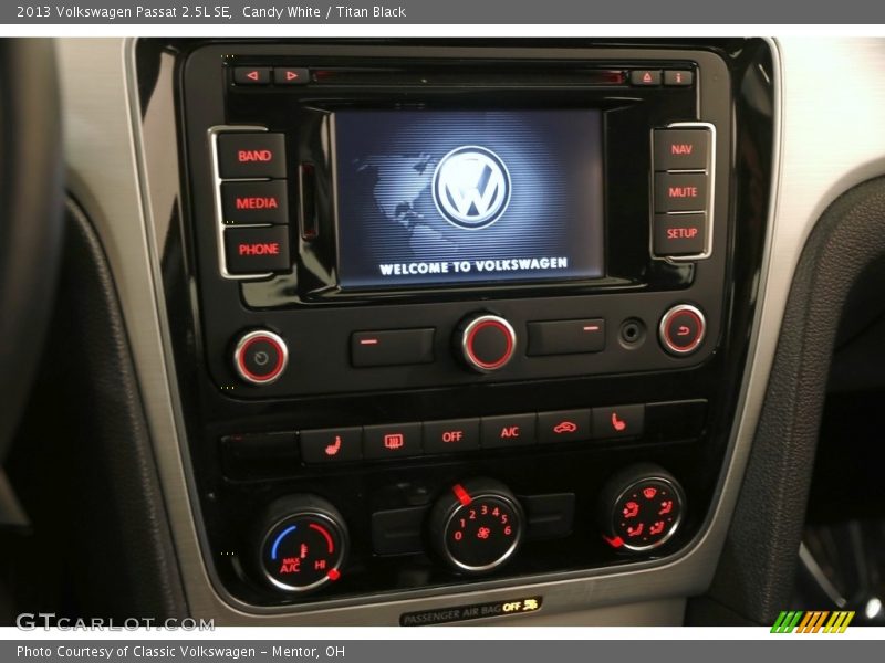 Candy White / Titan Black 2013 Volkswagen Passat 2.5L SE