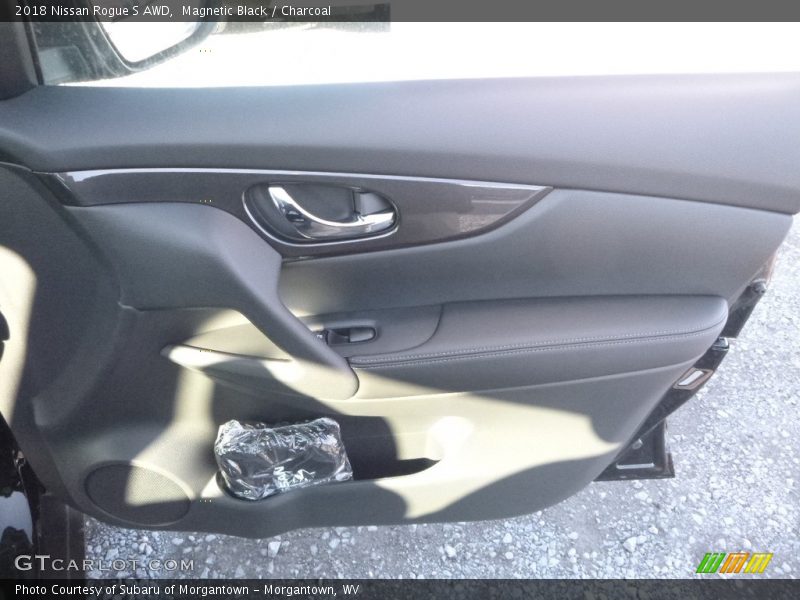 Magnetic Black / Charcoal 2018 Nissan Rogue S AWD